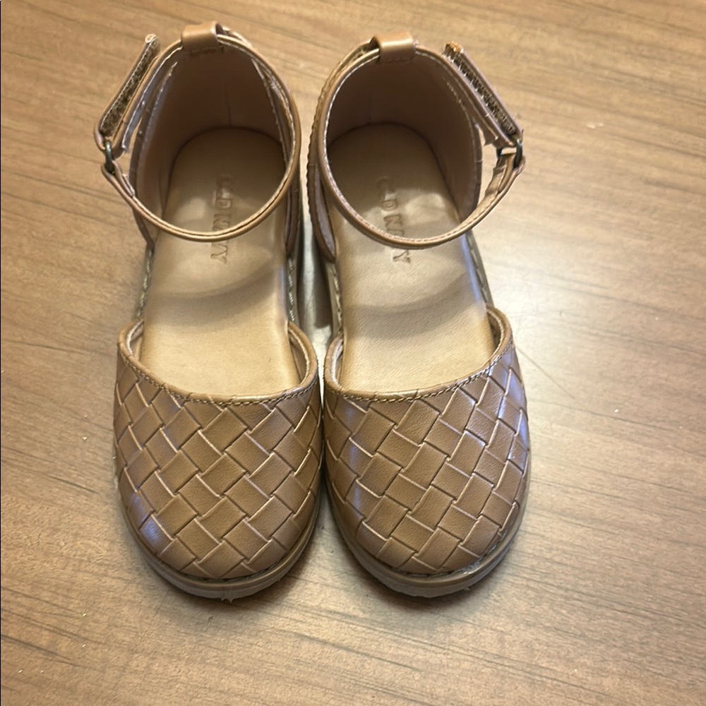 Toddler woven tan shoes size 8